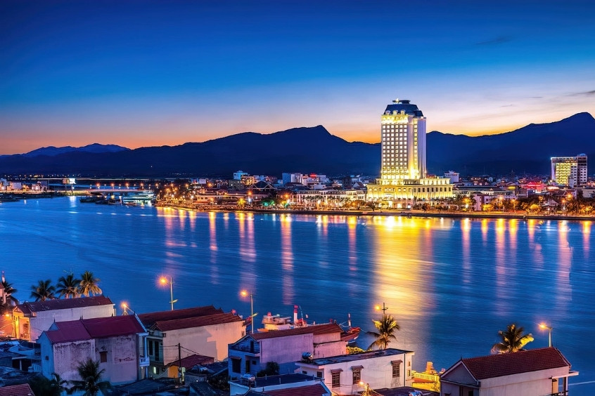 Thành phố Đồng Hới Quảng Bình lung linh bên sông Nhật Lệ về đêm