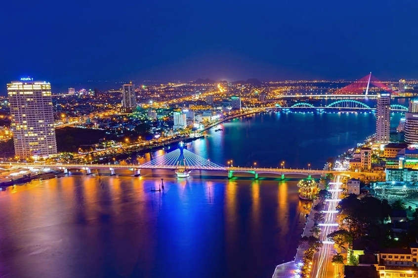 Toàn cảnh thành phố Đà Nẵng về đêm, cầu Sông Hàn và cầu Rồng lung linh trên sông