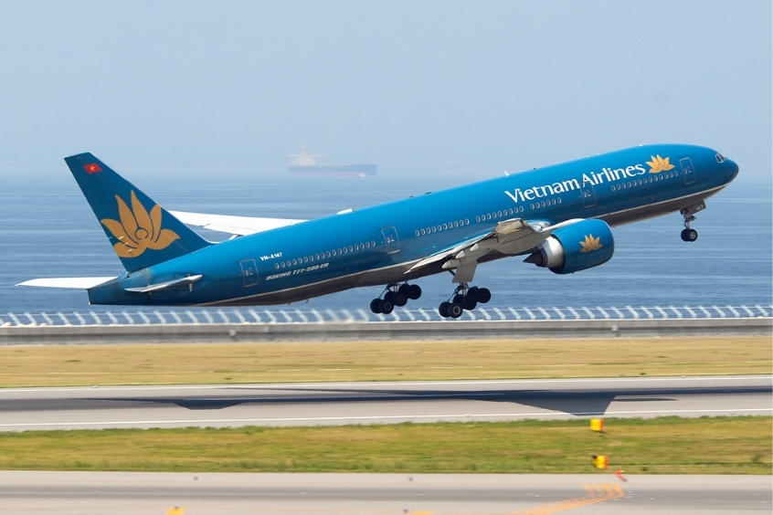 Máy bay Vietnam Airlines màu xanh dương đặc trưng đang lăn bánh trên đường băng