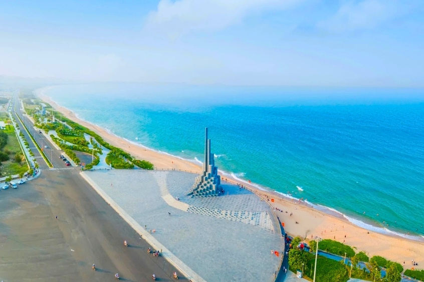 Bãi biển Tuy Hòa với bờ cát trắng trải dài và làn nước trong xanh