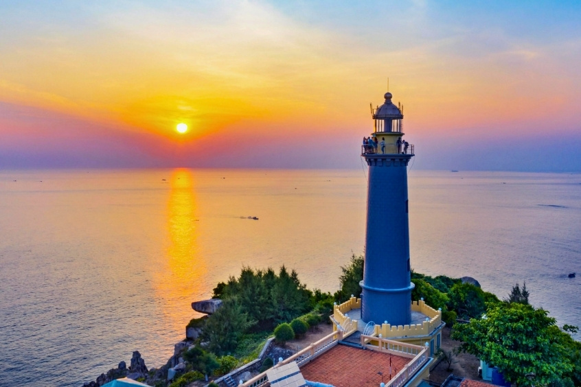 Khung cảnh bình minh rực rỡ tại Mũi Đại Lãnh, điểm đón ánh mặt trời đầu tiên ở Việt Nam