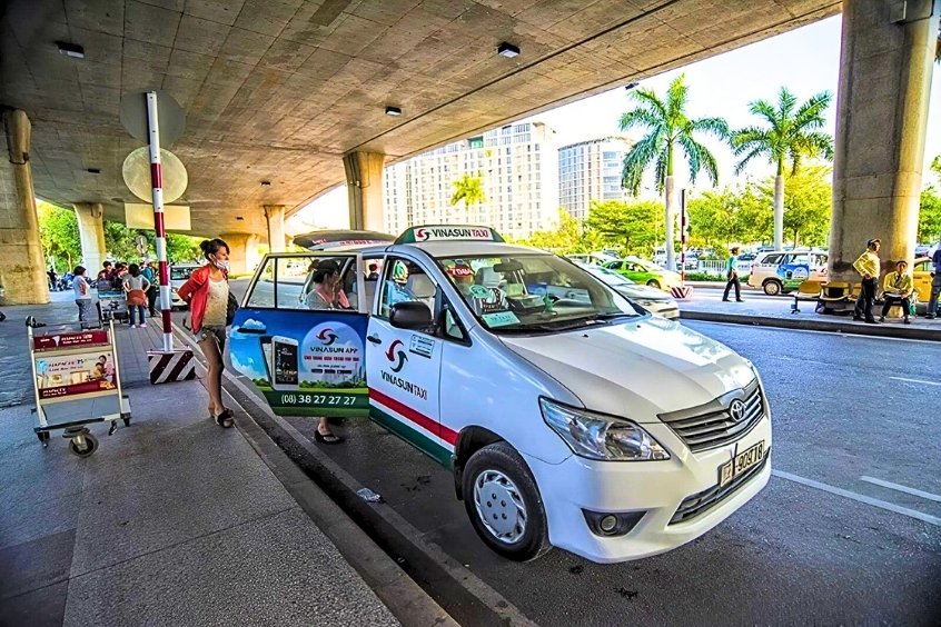 Di chuyển giữa sân bay và trung tâm thành phố bằng taxi VinaSun