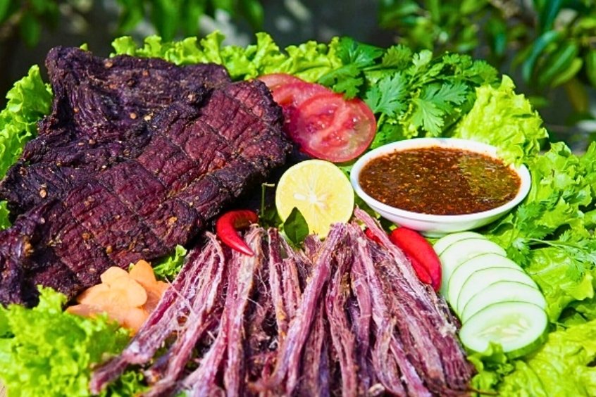 Đặc sản thịt trâu gác bếp thơm ngon, hun khói tự nhiên của người Thái ở Điện Biên