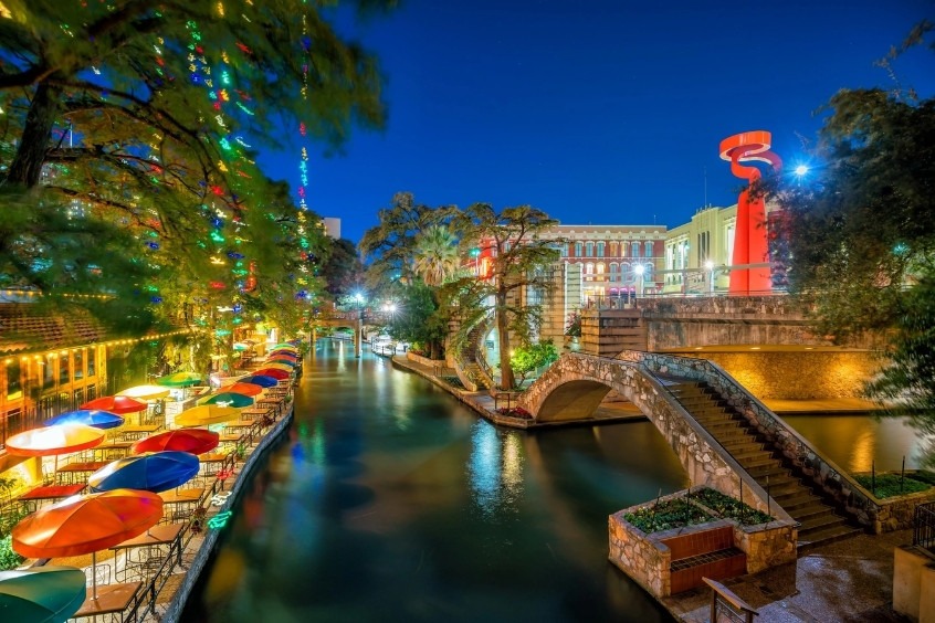 Khung cảnh về đêm thơ mộng tại San Antonio River Walk ở San Antonio