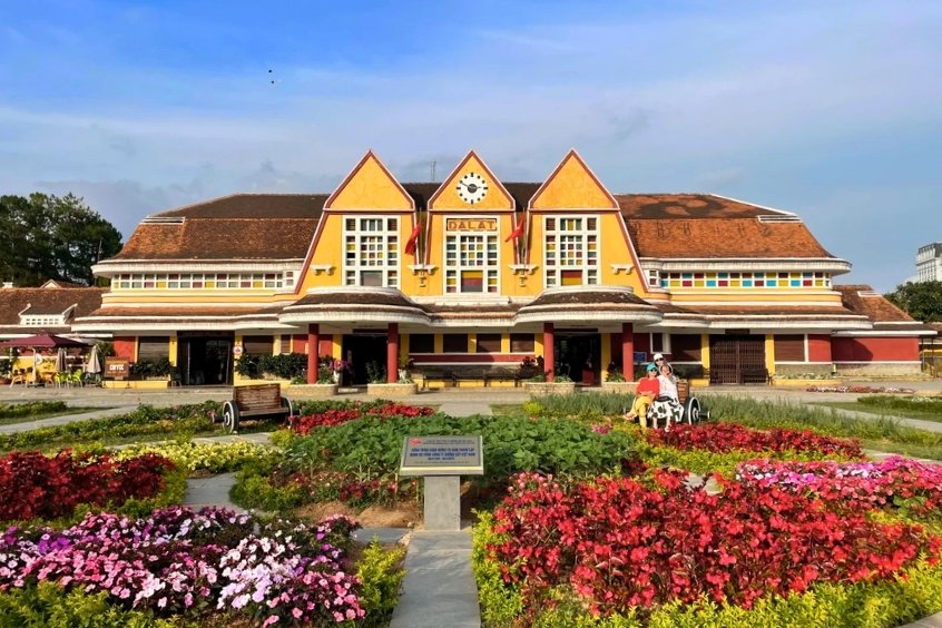 Ga Đà Lạt cổ kính với kiến trúc Pháp độc đáo, điểm du lịch nổi bật thu hút du khách check-in khi đến thành phố ngàn hoa