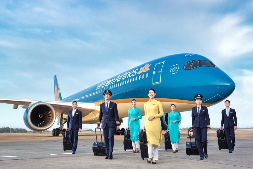Máy bay Vietnam Airlines chuẩn bị cất cánh từ Pleiku đi Rạch Giá
