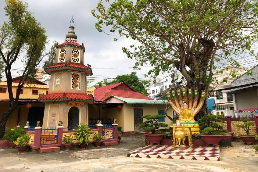 Ngôi chùa Sắc Tứ Tam Bảo uy nghiêm với kiến trúc cổ kính tại Rạch Giá
