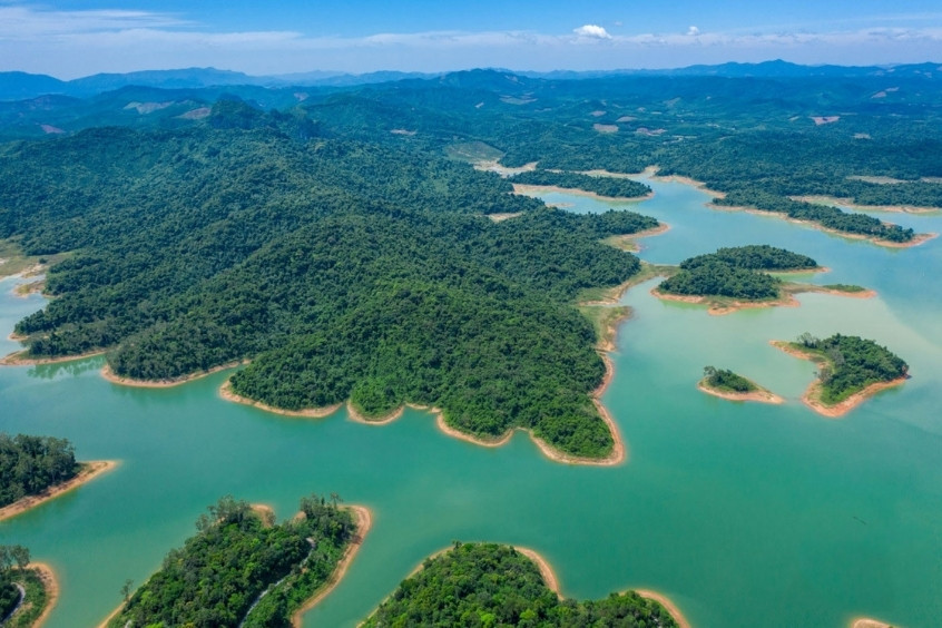 Toàn cảnh Vườn quốc gia Bến En với hồ sông Mực rộng lớn, những ngọn núi xanh biếc