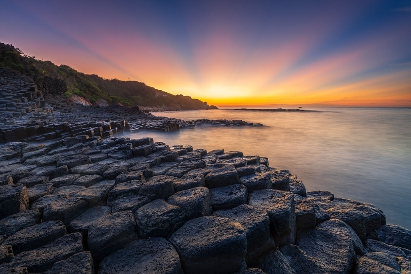 Gành Đá Đĩa thắng cảnh nổi tiếng ở Phú Yên với những khối đá xếp tầng kỳ thú bên biển