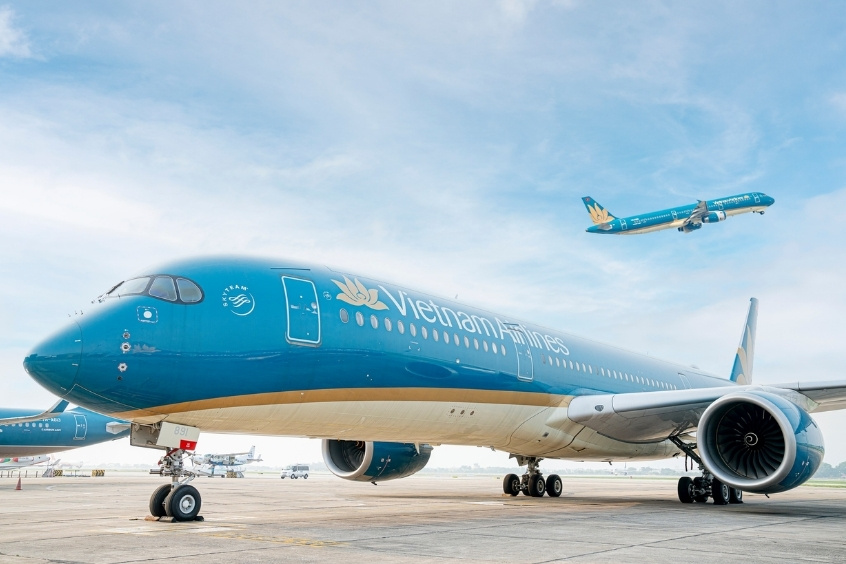 Máy bay Vietnam Airlines đậu dưới đất chuẩn bị cho chuyến bay