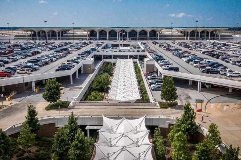 Bên ngoài khu vực đỗ xe sân bay quốc tế Memphis