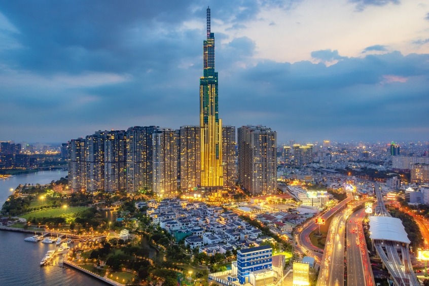 Ngắm nhìn vẻ đẹp lộng lẫy của TP.HCM về đêm với tòa nhà Landmark 81 rực rỡ