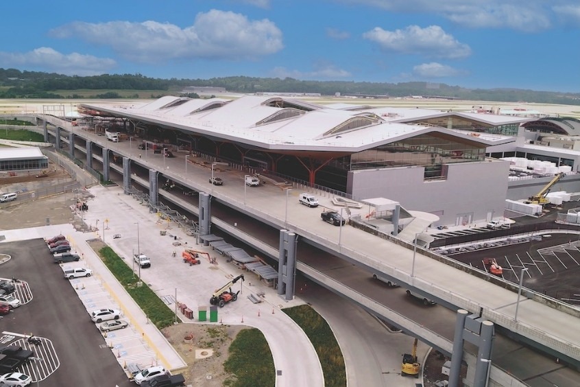 Sân bay Quốc tế Pittsburgh cách trung tâm thành phố Pittsburgh khoảng 15 km về phía tây