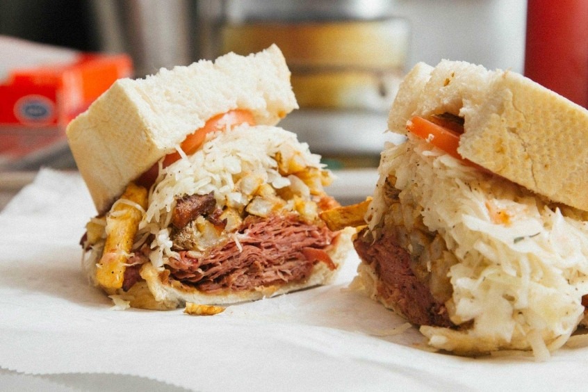 Sandwich Primanti Bros - Món ăn nổi tiếng ở Pittsburgh