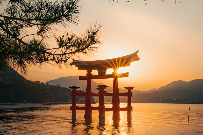 Hoàng hôn trên Đảo Miyajima (Itsukushima) với cổng Torii phản chiếu trên mặt nước