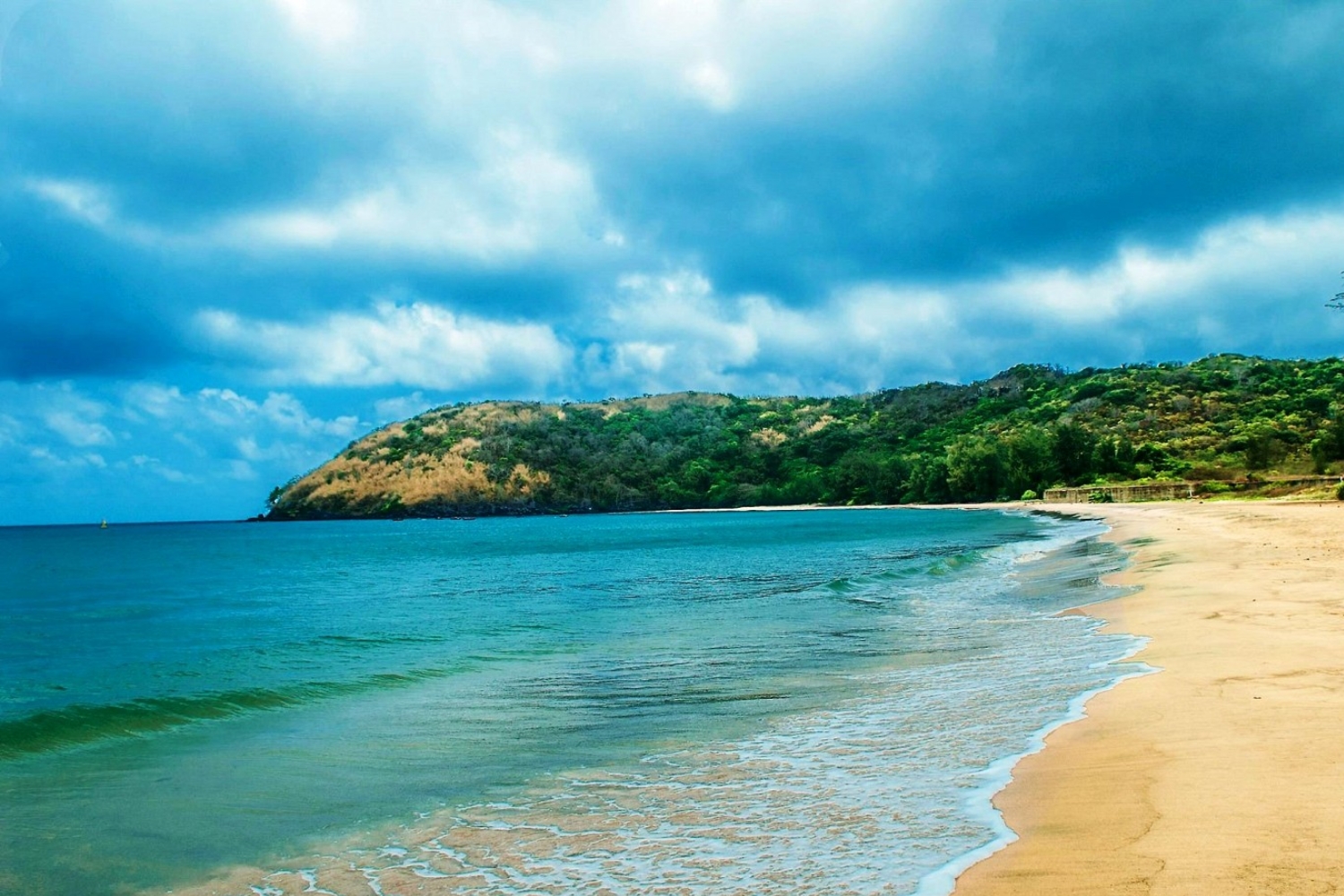 Côn Đảo – thiên đường biển hoang sơ với nước trong xanh và bờ cát trắng mịn chờ bạn khám phá