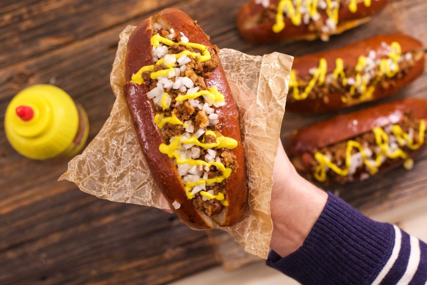 Thưởng thức Coney Dog, món hot dog nổi tiếng tại Detroit (Ảnh: Internet)