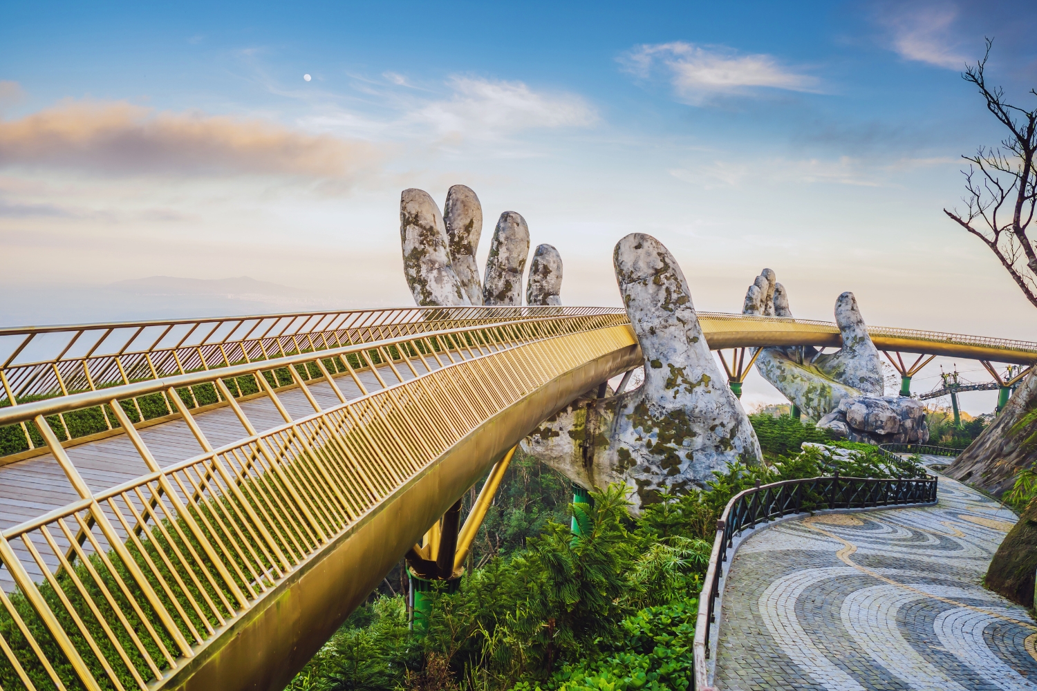 Cầu Vàng - Biểu tượng độc đáo giữa lòng Đà Nẵng,