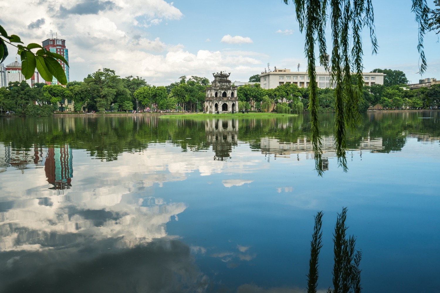 Hồ Gươm - Trái tim của Hà Nội, nơi lưu giữ nét đẹp lịch sử và văn hóa giữa lòng thủ đô.