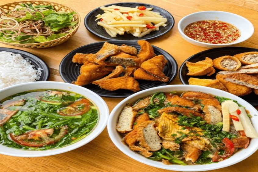 Thưởng thức đặc sản Hà Nội - Chả cá Lã Vọng vàng giòn thơm lừng, kết hợp cùng bún, rau sống và mắm tôm đậm vị.