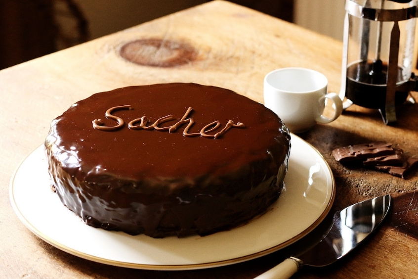  Sachertorte là một loại bánh sô-cô-la truyền thống của Áo, được Franz Sacher sáng chế năm 1832