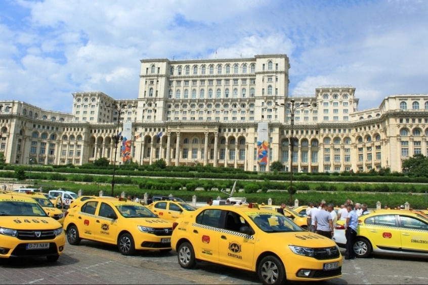 Taxi ở Romania, bạn có thể bắt taxi trên đường hoặc sử dụng các ứng dụng gọi xe