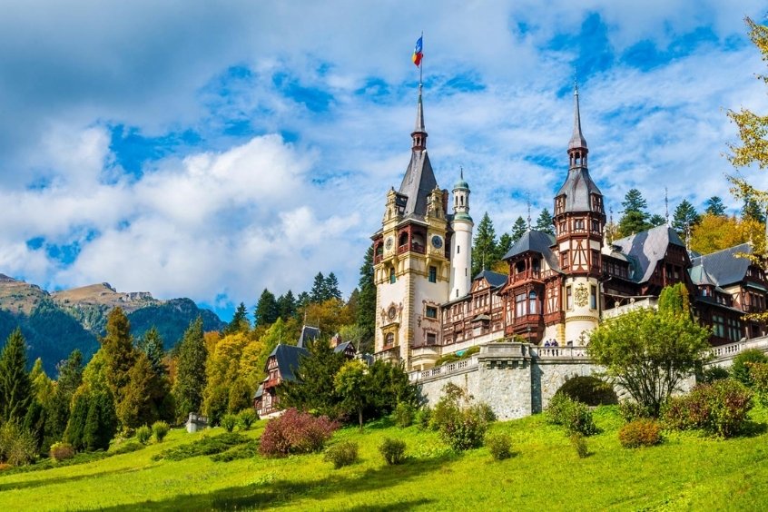 Cung điện Peles là một kiệt tác kiến trúc và là nơi nghỉ dưỡng mùa hè của hoàng gia Romania