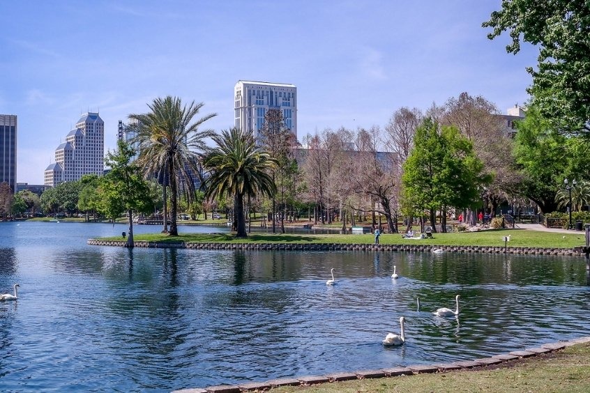 Dạo bước quanh hồ Eola sẽ là trải nghiệm tuyệt vời mà du khách không thể bỏ qua