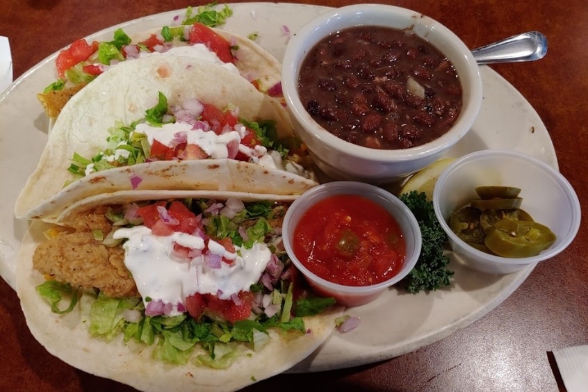 Món taco cá kiểu Baja thường được làm với cá tẩm bột và chiên ngập dầu