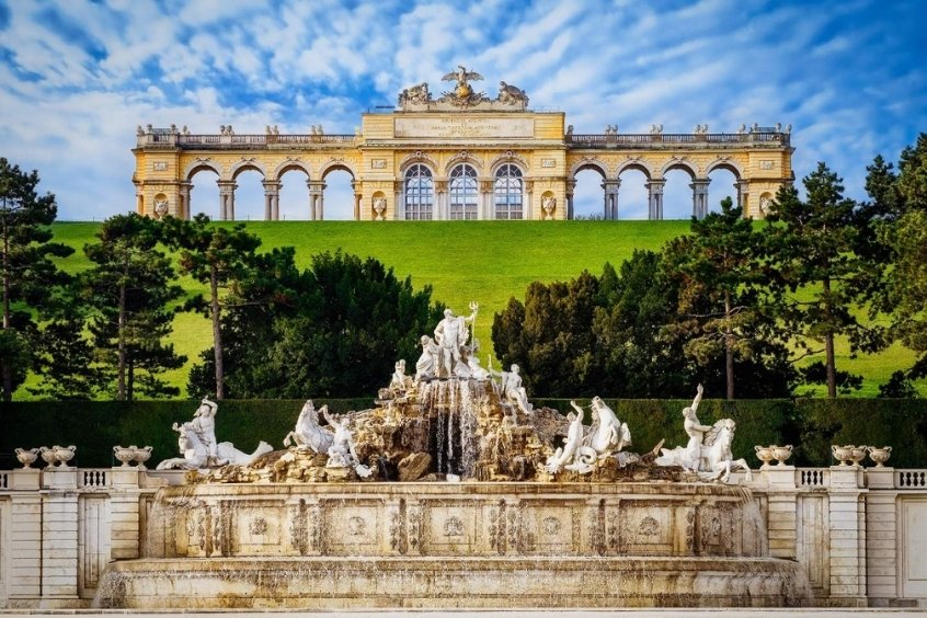 Cung điện Schönbrunn là dinh thự mùa hè chính của các nhà cai trị Habsburg ở Vienna