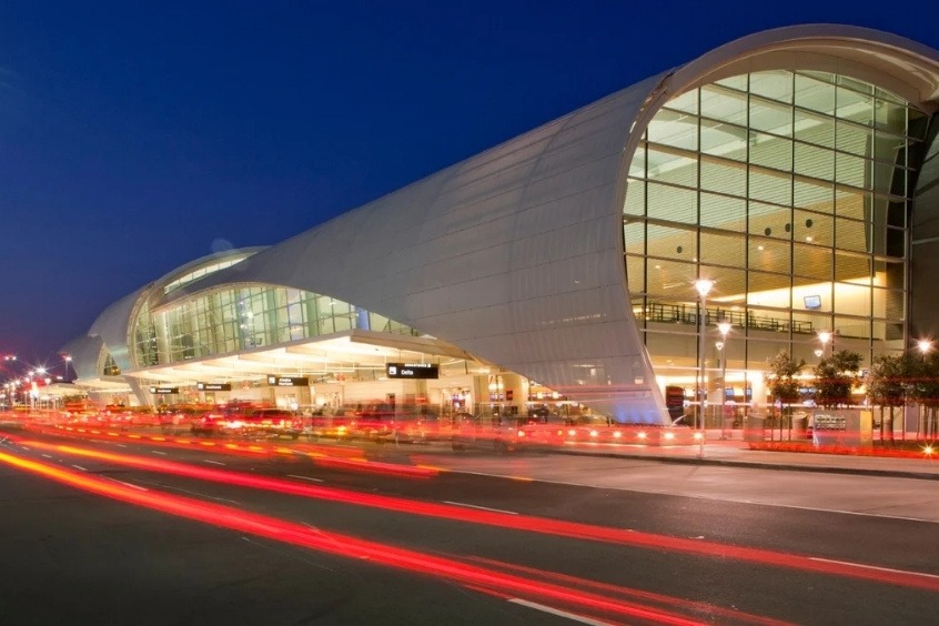 Bên ngoài sân bay quốc tế San Jose vào ban đêm