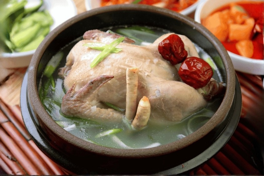 Samgyetang - Món gà hầm Sâm thường được người Hàn dùng để bồi bổ sức khỏe