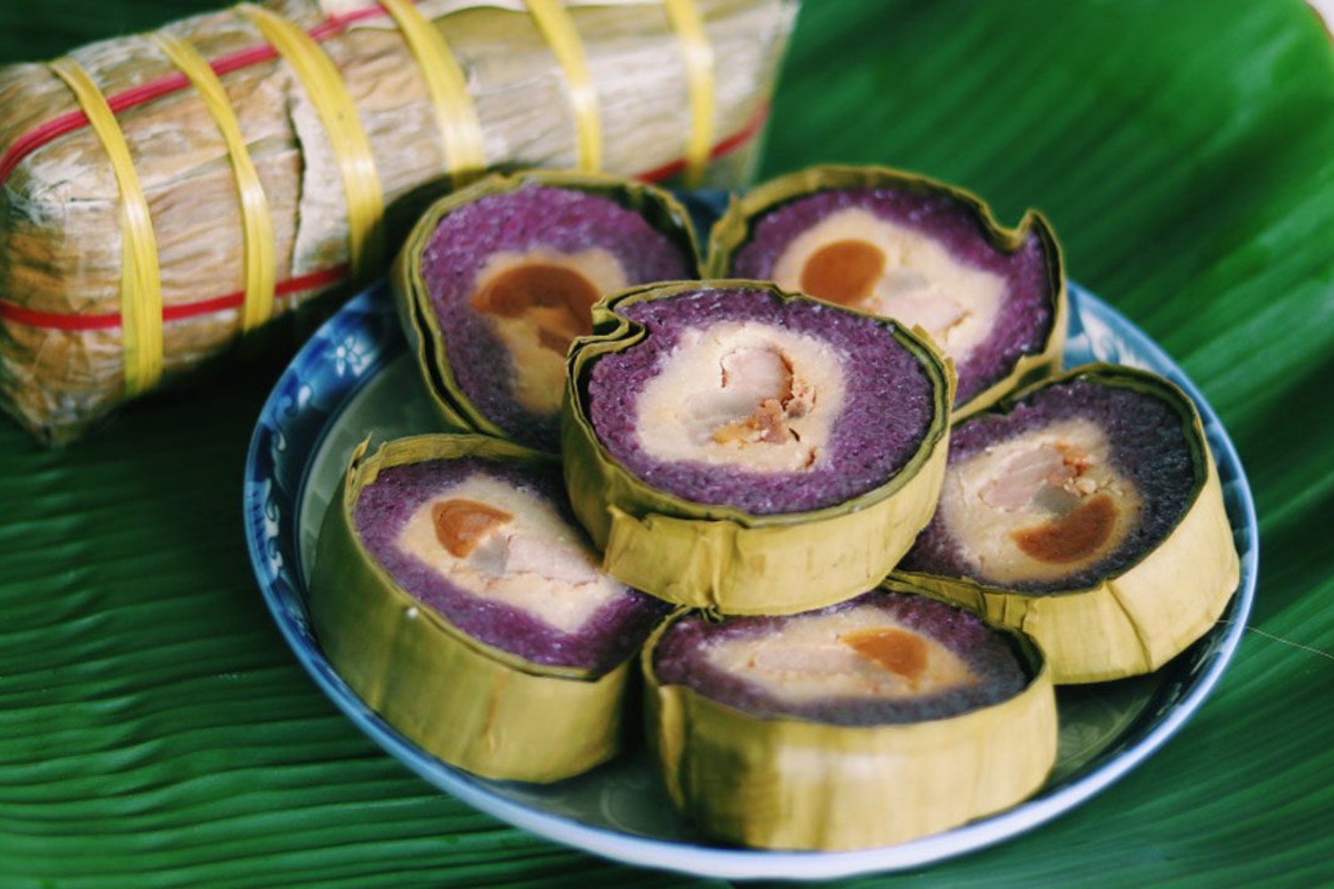 Bánh tét lá cẩm Cần Thơ - hương vị quê hương đậm đà. 