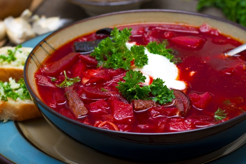 Súp củ dền Nga với màu đỏ bắt mắt và hương vị chua ngọt đặc trưng