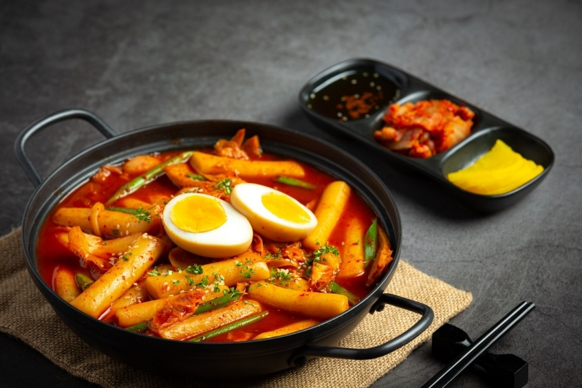 Đĩa Tteokbokki cay với nước sốt đỏ đặc trưng Hàn Quốc
