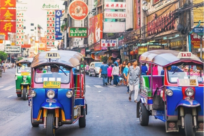 Trải nghiệm thú vị khi di chuyển từ sân bay Wattay về trung tâm thành phố với xe tuktuk