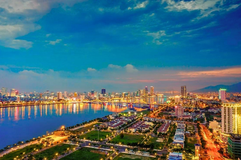 Toàn cảnh thành phố Đà Nẵng về đêm với sông Hàn và cầu Rồng lung linh ánh đèn