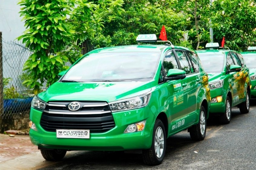 Taxi Mai Linh đưa đón khách di chuyển giữa sân bay và trung tâm thành phố
