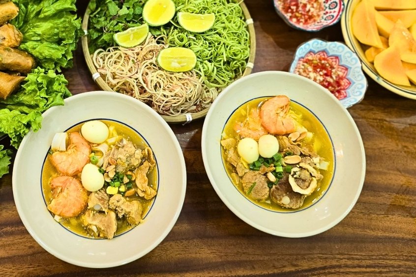 Mì Quảng Đà Nẵng đậm đà với sợi mì vàng, nước lèo sánh quyện