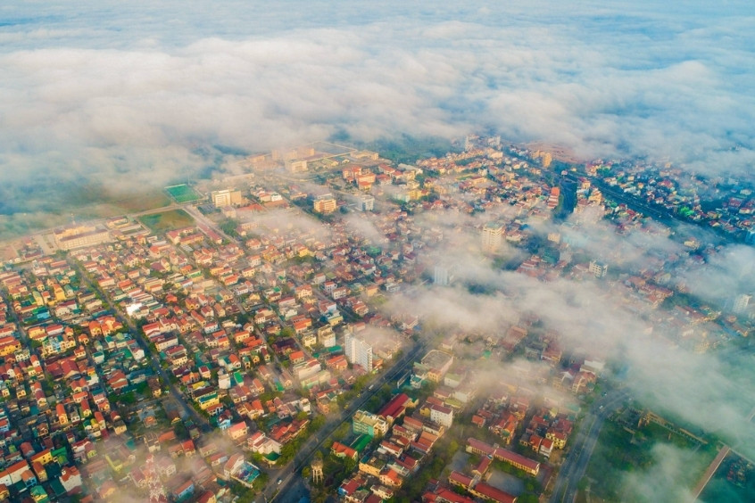 Thành phố Đồng Hới nhìn từ trên cao, nổi bật với vẻ đẹp yên bình và thơ mộng