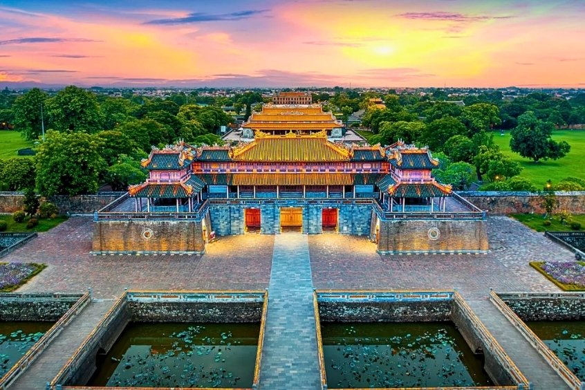 Đại Nội Huế rực rỡ trong ánh hoàng hôn, nổi bật với kiến trúc cung đình cổ kính