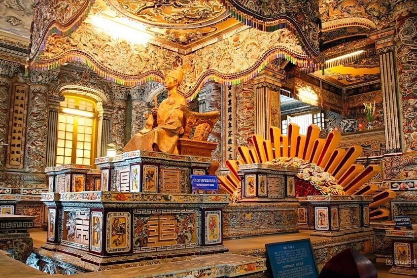 Bên trong Lăng Khải Định với trần vẽ rồng phượng, gạch men Pháp và bàn thờ vua tinh xảo