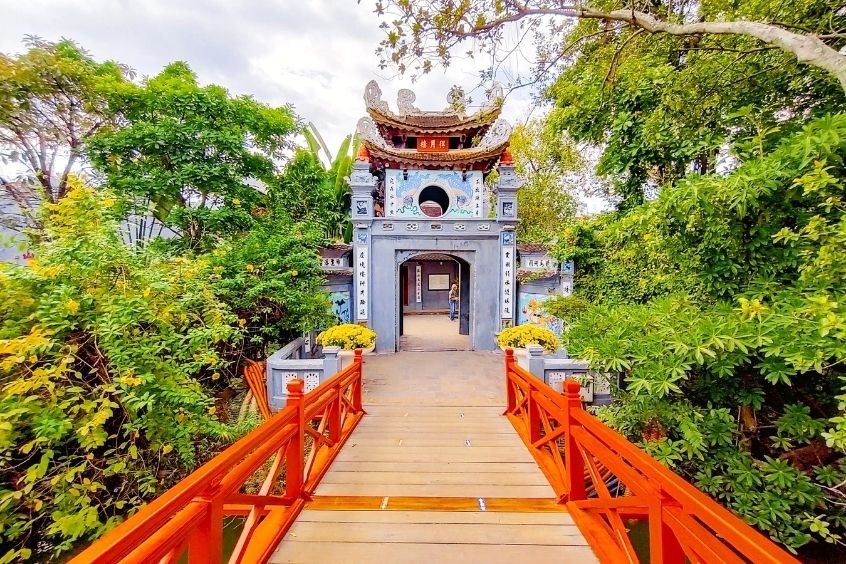 Du khách đến Hà Nội nhất định phải viếng thăm đền Ngọc Sơn