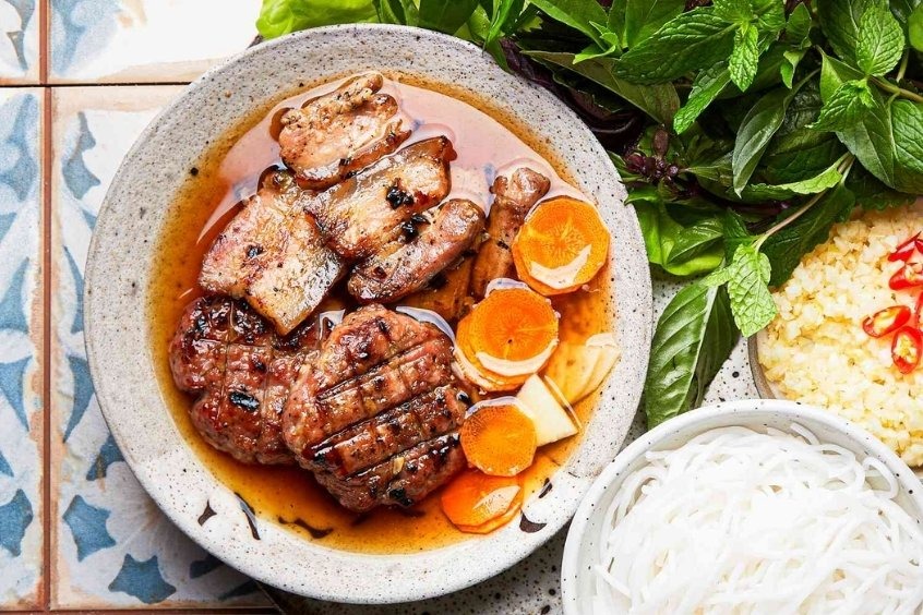 Bún chả là món ăn bạn không thể bỏ lỡ trong chuyến du lịch Hà thành