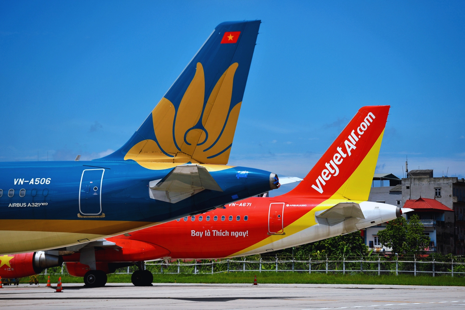 Vietnam Airlines và Vietjet Air, hai đại diện hàng đầu, mang đến những lựa chọn bay phong phú cho hành khách.