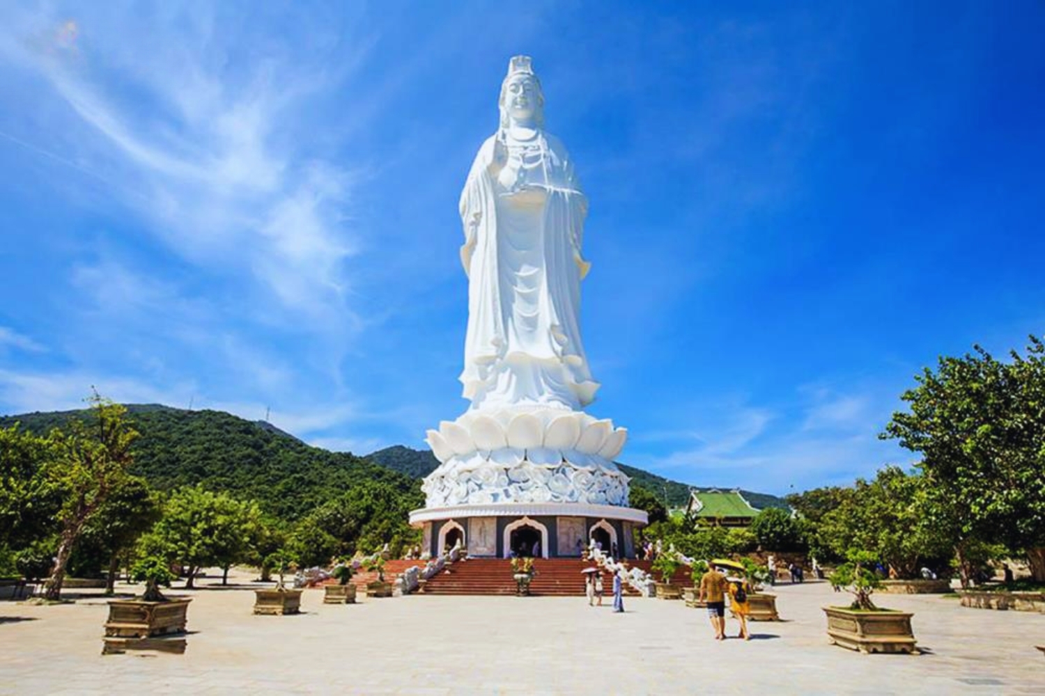 Tượng Phật Quan Âm tại Chùa Linh Ứng nằm trên Bán đảo Sơn Trà.