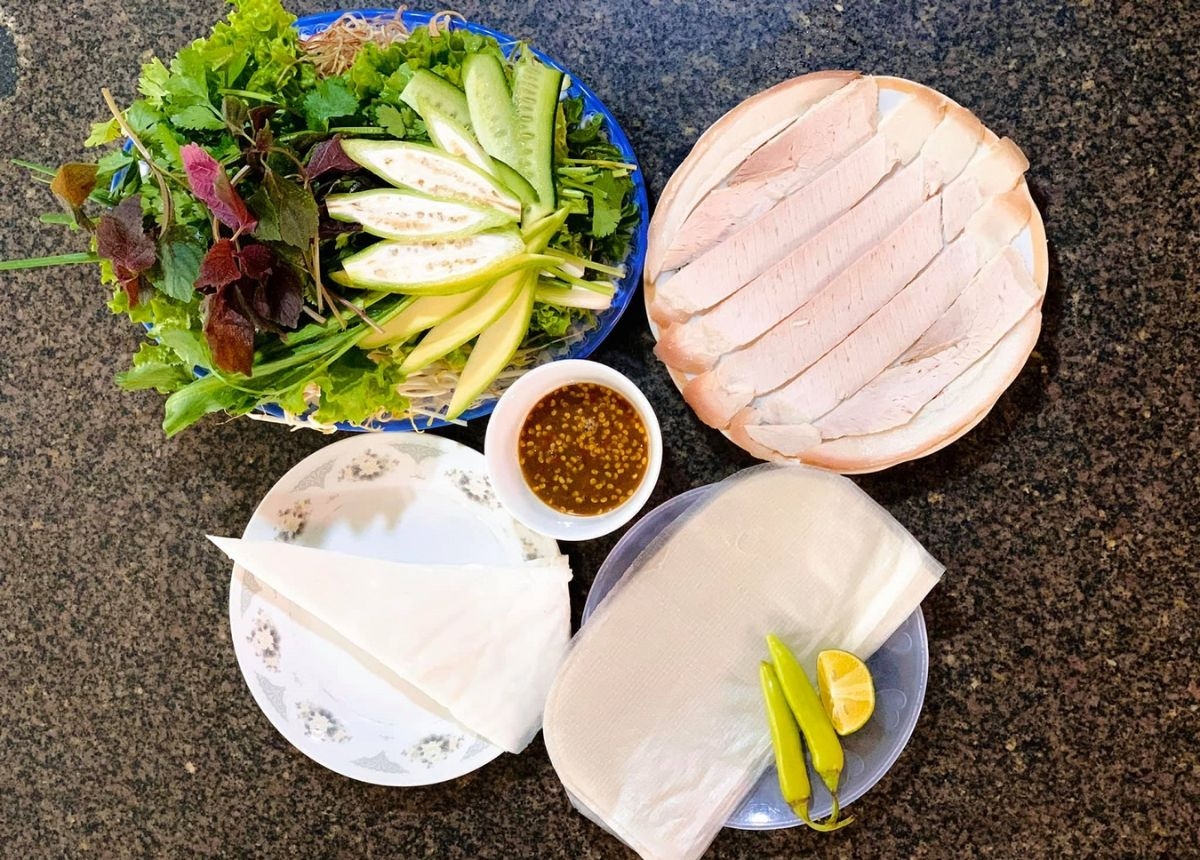 Bánh tráng cuốn thịt heo Đà Nẵng.