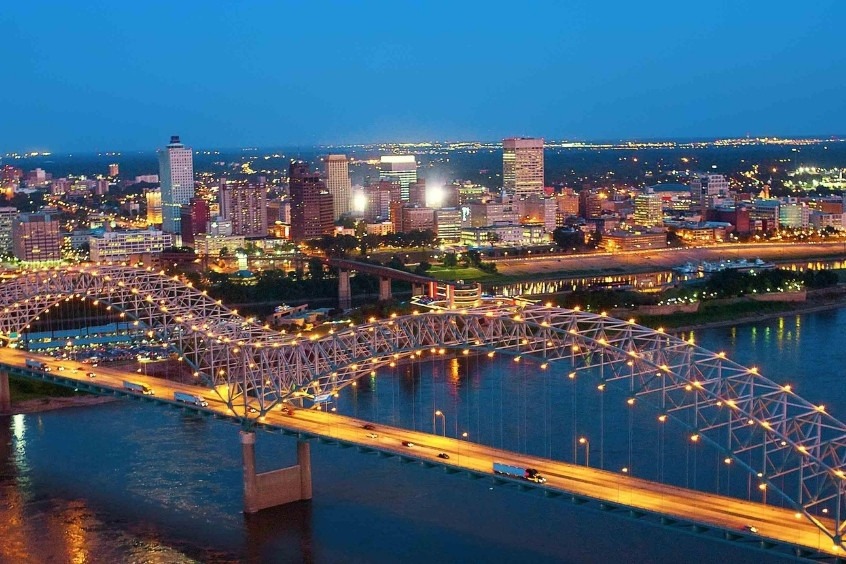 Cầu Memphis–Arkansas và đường chân trời của thành phố Memphis, Tennessee vào ban đêm