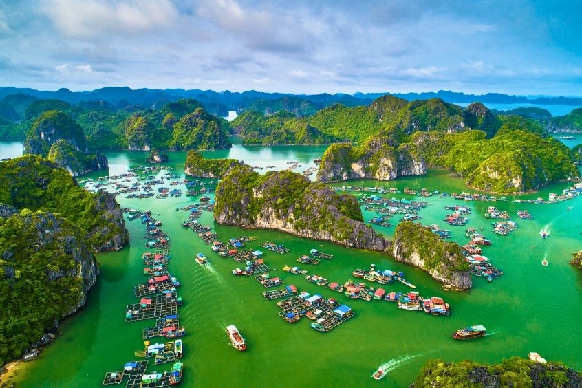 Toàn cảnh vịnh Lan Hạ Hải Phòng nhìn từ trên cao với các làng chài nổi, núi đá vôi xanh mướt