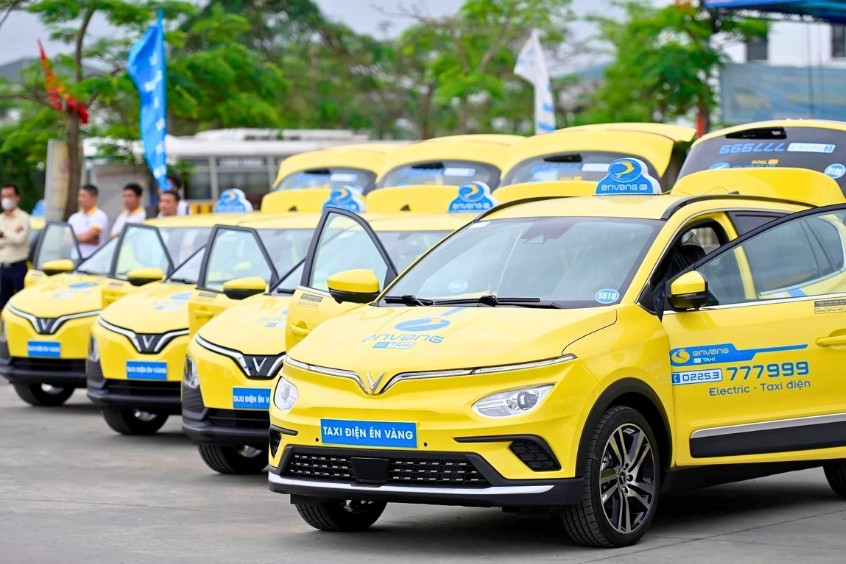 Di chuyển từ sân bay Cát Bi về trung tâm Hải Phòng bằng taxi điện Én Vàng